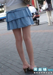 公交站拍短裙少女，这腿这高跟超赞【MP4/166M】黑丝铺出品